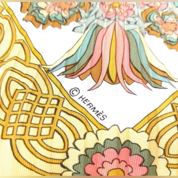 EUC Hermès pleated “decoupage” silk scarf with box and book. - Picture 6 of 14